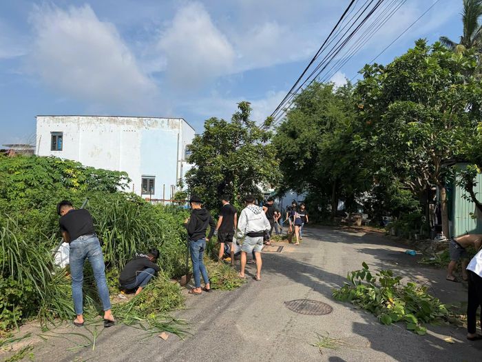 Ngày 23-8, nhóm thanh thiếu niên được Công an phường Thủ Dầu Một hướng dẫn dọn dẹp vệ sinh trên địa bàn khu phố Chánh Nghĩa
