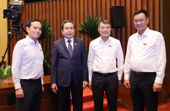 Thủ tướng Lê Minh Hưng trao đổi với Chủ tịch Quốc hội Trần Thanh Mẫn và Bí thư Thành ủy TPHCM Trần Lưu Quang, Bí thư Thành ủy Đà Nẵng Lê Ngọc Quang tại Hội trường Diên Hồng, sáng 24-8. Ảnh: QUANG PHÚC