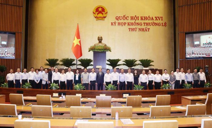 Chủ tịch Quốc hội Trần Thanh Mẫn và Bí thư Thành ủy TPHCM Trần Lưu Quang cùng các đại biểu Quốc hội đoàn TPHCM tại Hội trường Diên Hồng, sáng 24-8. Ảnh: QUANG PHÚC