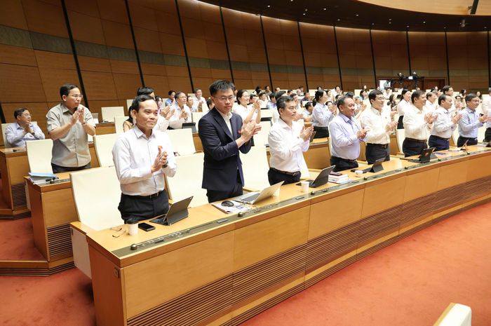 Bí thư Thành ủy TPHCM Trần Lưu Quang và các đại biểu đoàn TPHCM cảm ơn Quốc hội đã biểu quyết thông qua dự thảo Luật Phát triển đô thị, sáng 24-8. Ảnh: QUANG PHÚC
