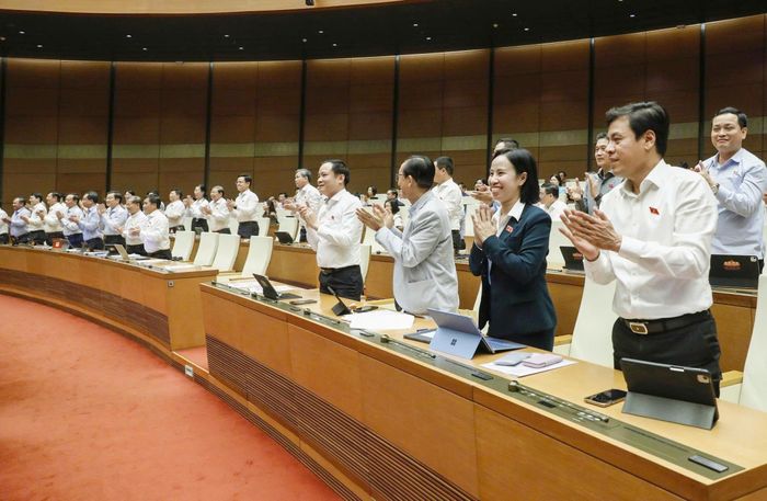 Các đại biểu đoàn TPHCM cảm ơn Quốc hội đã biểu quyết thông qua dự thảo Luật Phát triển đô thị, sáng 24-8. Ảnh: QUANG PHÚC