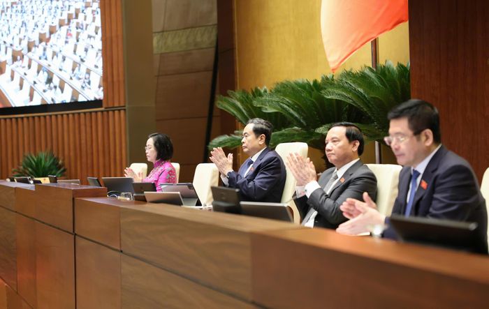  Chủ tịch Quốc hội Trần Thanh Mẫn và các Phó Chủ tịch Quốc hội tán thành Quốc hội thông qua các luật, nghị quyết, sáng 24-8. Ảnh: QUANG PHÚC 