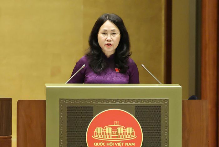  Bộ trưởng Bộ VH-TT-DL Lâm Thị Phương Thanh trình bày báo cáo, sáng 24-8. Ảnh: QUANG PHÚC 