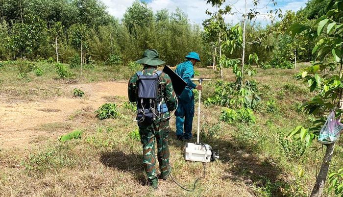  Lực lượng tìm kiếm ứng dụng công nghệ radar xuyên đất xác định vị trí các khu vực nghi vấn 