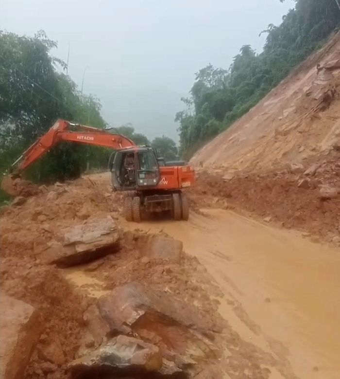  Huy động phương tiện khắc phục các đoạn đường bị sạt lở ở xã Trung Hạ 