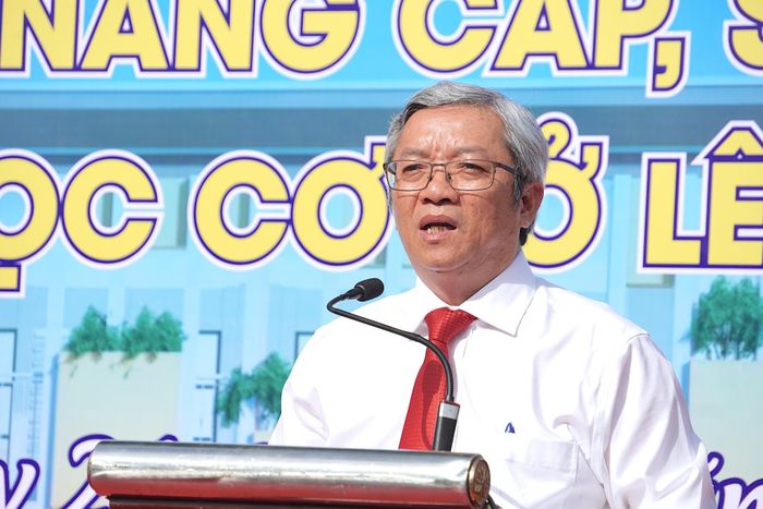 Chủ tịch UBND xã Nhà Bè Võ Phan Lê Nguyễn phát` biểu tại lễ khởi công Trường THCS Lê Thành Công. QUANG HUY