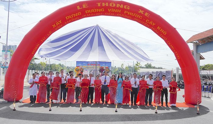 Các đại biểu thực hiện nghi thức thông xe tuyến đường Vĩnh Phước - Cây Khô. QUANG HUY