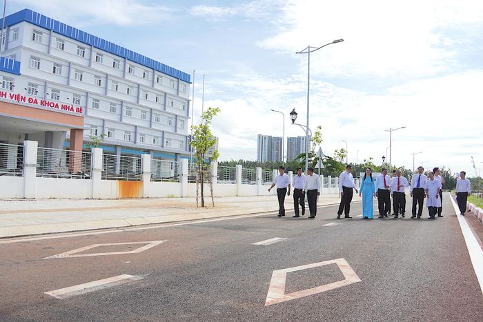 Các đại biểu khảo sát tại tuyến đường Vĩnh Phước - Cây Khô. QUANG HUY