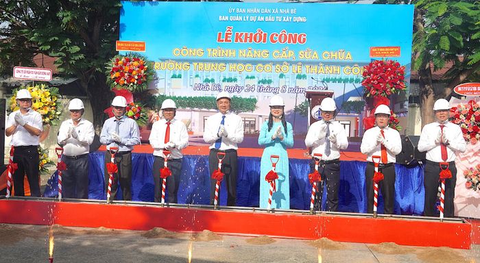 Các đại biểu thực hiện nghi thức khởi công cải tạo Trường THCS Lê Thành Công. QUANG HUY