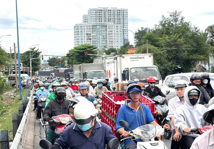  Va chạm khiến giao thông qua khu vực ùn ứ nghiêm trọng. Ảnh: HT 