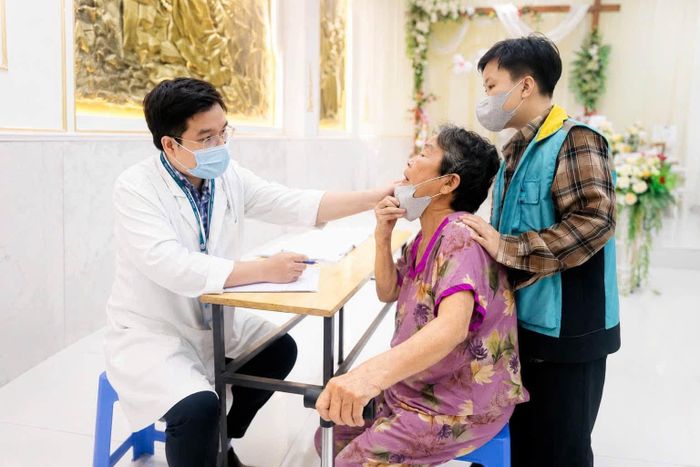  Bác sĩ Bệnh viện Nhân dân 115 thăm khám cho người dân phường Phú Thọ Hòa 