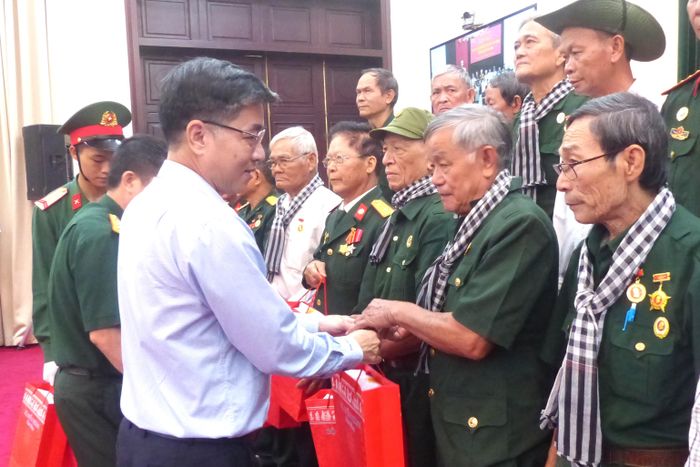 Phó Giám đốc Sở Nội vụ TPHCM Phạm Văn Tuyên trao quà Bộ Quốc phòng tặng các đại biểu người có công với cách mạng TPHCM tại buổi gặp mặt. Ảnh: TRẦN BÌNH