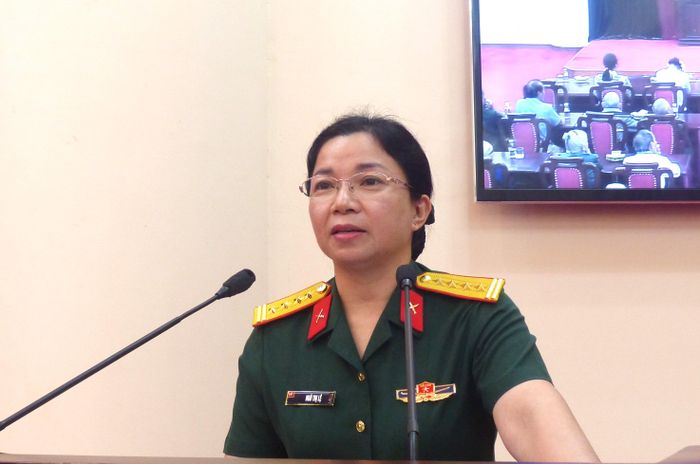 Đại tá Ngô Thị Lệ phát biểu tại cuộc gặp mặt. Ảnh: TRẦN BÌNH
