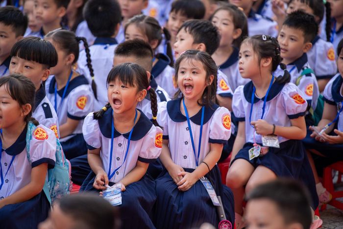  Học sinh lớp 1 Trường Tiểu học Nguyễn Bỉnh Khiêm (phường Sài Gòn) hào hứng xem các tiết mục biểu diễn xiếc và ảo thuật ở sân trường 
