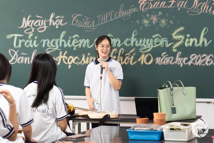  Học sinh lớp 10, Trường THPT chuyên Trần Đại Nghĩa (phường An Khánh) tham gia ngày hội trải nghiệm bộ môn chuyên. 