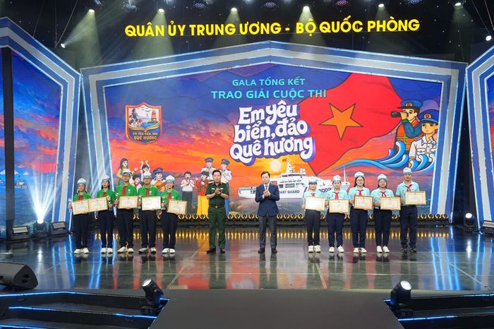  Đồng chí Nguyễn Thanh Lâm, Ủy viên Trung ương Đảng, Phó Trưởng ban Tuyên giáo Trung ương, Bí thư Đảng ủy, Tổng Giám đốc Đài Truyền hình Việt Nam; Thượng tướng Nguyễn Văn Gấu, Ủy viên Trung ương Đảng, Ủy viên Quân ủy Trung ương, Thứ trưởng Bộ Quốc phòng trao giải Nhì cho đội Sóng Biển và Biển Xanh 