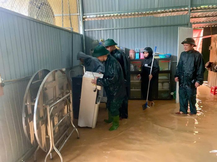 Đồn Biên phòng Nhôn Mai cử lực lượng giúp người dân di dời tài sản những nơi bị ngập