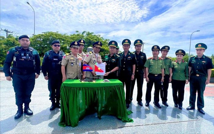 Đại diện các cơ quan chức năng của Việt Nam và Campuchia tại biên giới 2 nước
