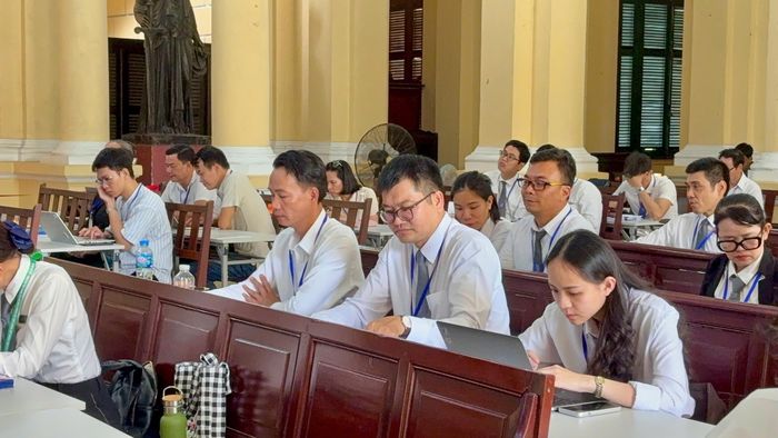 Các luật sư bào chữa cho 227 bị cáo trong vụ án VN10. Ảnh: SONG MAI