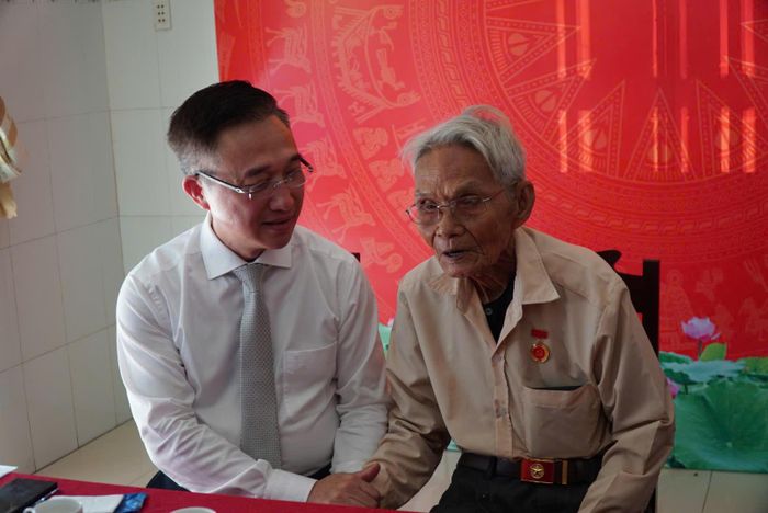  Phó Bí thư Thành ủy TPHCM Đặng Minh Thông thăm hỏi đảng viên Nguyễn Văn Thành 