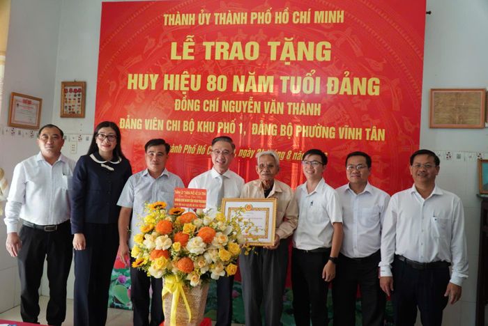  Phó Bí thư Thành ủy TPHCM trao Huy hiệu 80 năm tuổi Đảng cho đồng chí Nguyễn Văn Thành 