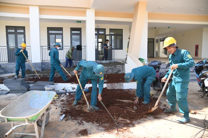  Các lực lượng đang khẩn trương hoàn thành công trình để phục vụ năm học mới 