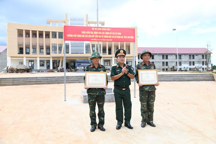  Trung tướng Trần Vinh Ngọc trao bằng khen đến các lực lượng thi công công trình 