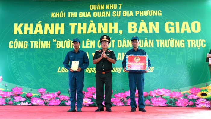  Trung tướng Trần Vinh Ngọc, Chính ủy Quân khu 7 trao quà đến lực lượng dân quân tại Chốt dân quân thường trực xã Thuận An 
