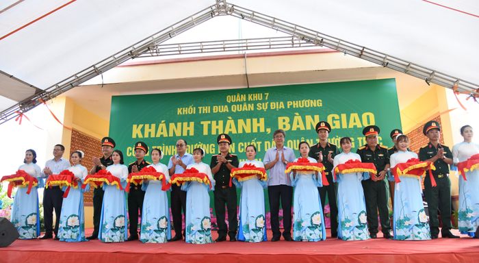  Các đại biểu cắt băng khánh thành công trình “Đường lên chốt dân quân thường trực xã Thuận An” 