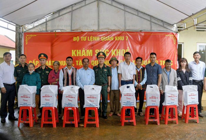  Đoàn công tác trao quà đến các hộ dân biên giới xã Quảng Trực 