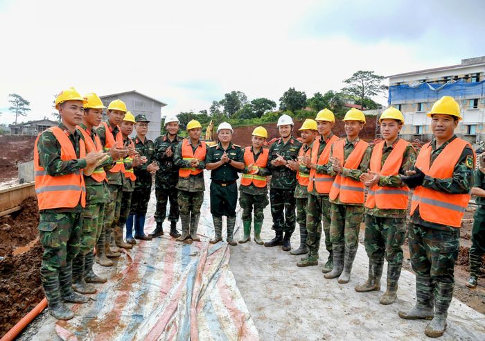  Trung tướng Trần Vinh Ngọc động viên, biểu dương cán bộ, chiến sĩ đang thực hiện nhiệm vụ xây dựng trường học tại xã Quảng Trực 