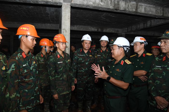  Trung tướng Trần Vinh Ngọc nghe đơn vị báo cáo tiến độ, đồng thời trực tiếp kiểm tra các hạng mục đang thi công 