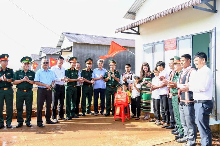  60 căn nhà thuộc Điểm dân cư liền kề chốt dân quân biên giới xã Quảng Trực được bàn giao cho người dân vào tháng 4-2026 