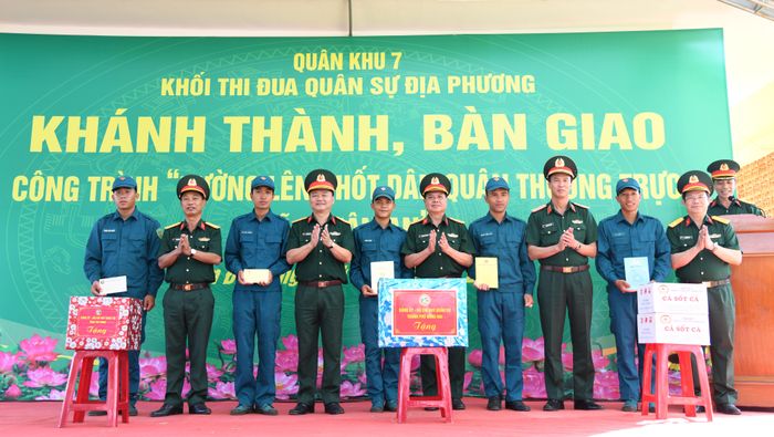  Đại diện các đơn vị quân đội trao quà động viên lực lượng dân quân tại Chốt dân quân thường trực xã Thuận An 