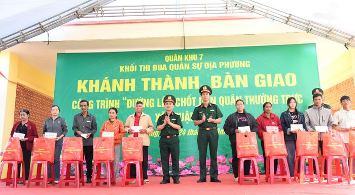  Thiếu tướng Phạm Như Quân, Phó Chính ủy Bộ Tư lệnh TPHCM và Đại tá Nguyễn Văn Sơn, Chính ủy Bộ Chỉ huy Quân sự tỉnh Lâm Đồng trao quà đến các hộ dân có hoàn cảnh khó khăn 