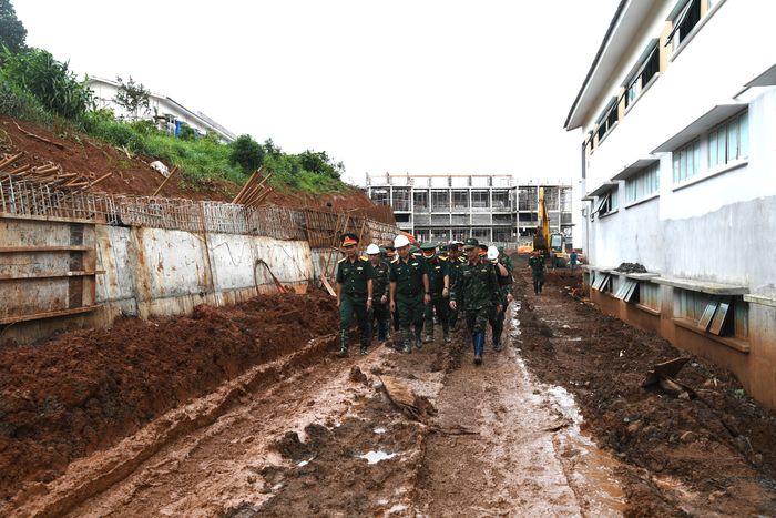  Thời tiết không thuận lợi, thường xuyên có mưa gây sình lầy tại công trình đang thi công 