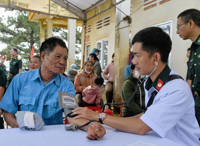  Người dân được khám bệnh và phát thuốc miễn phí 