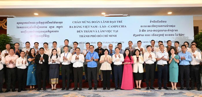  Lãnh đạo TPHCM chụp ảnh cùng Đoàn lãnh đạo trẻ ba Đảng Việt Nam - Lào - Campuchia. Ảnh: VIỆT DŨNG 
