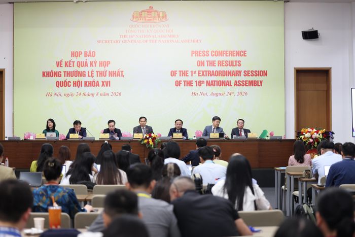 Đồng chí Lê Quang Mạnh (giữa), Tổng Thư ký Quốc hội, Chủ nhiệm Văn phòng Quốc hội chủ trì buổi họp báo. Ảnh: QUANG PHÚC