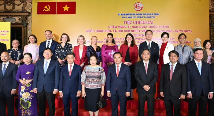 Lãnh đạo TPHCM chụp ảnh lưu niệm với Lãnh sự Đoàn. Ảnh: VIỆT DŨNG