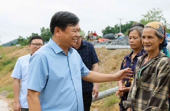  Thứ trưởng Bộ Nông nghiệp và Môi trường Nguyễn Hoàng Hiệp thăm hỏi người dân sơ tán ở vùng lũ Thất Khê (tỉnh Lạng Sơn) ngày 24-8. Ảnh: Bộ Nông nghiệp và Môi trường 