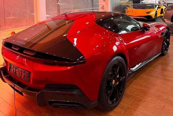 Ferrari 12Cilindri là mẫu siêu xe hàng đầu của thương hiệu “Ngựa chồm”. Thiết kế của xe khác biệt với hầu hết các mẫu Ferrari hiện có trên thị trường bởi các đường nét sắc sảo tập trung vào khả năng khí động học. Khu vực đầu xe được lấy cảm hứng từ huyền thoại 365 GTB/4 Daytona với đèn pha và đèn ban ngày sắc lẹm cùng dải đen xen giữa đèn.