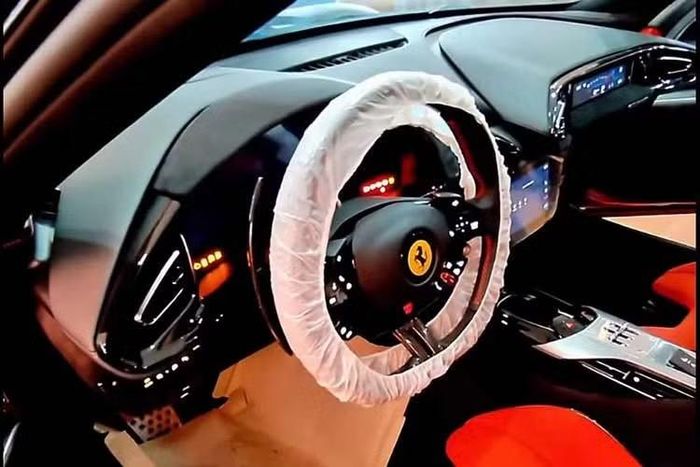 Những hình ảnh bên trong của khoang nội thất của Ferrari 12Cilindri cho thấy, xe được trang bị bộ ghế thể thao Daytona Racing cấu trúc sợi carbon nhẹ. Bề mặt đệm ghế bọc chất liệu Alcantara phối màu đỏ tông-sur-tông với sắc sơn ngoại thất, mang lại không gian đậm chất đua xe chuyên nghiệp.