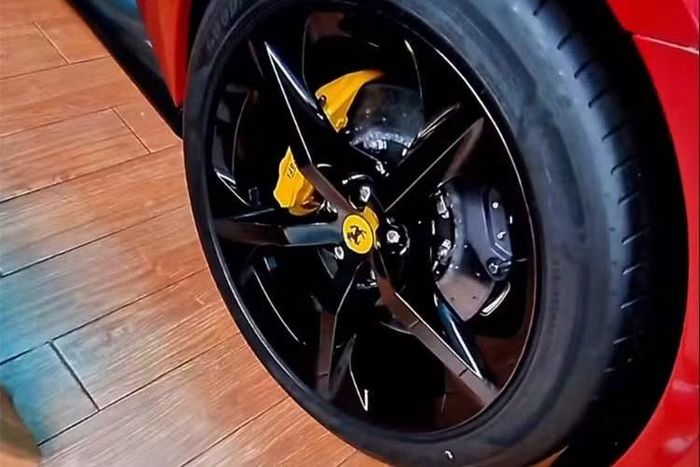 Chiếc Ferrari 12Cilindri đầu tiên cập bến Việt Nam sở hữu màu ngoại thất đỏ ánh kim đặc trưng. Xe được trang bị bộ mâm 5 chấu đơn sơn đen bóng, nổi bật bên trong là cùm phanh màu vàng tạo điểm nhấn thị giác. Nhằm tối ưu khối lượng và tính khí động học, nhiều chi tiết ngoại thất như cản trước, cản sau và ốp hông xe đều được chủ nhân tùy chọn chất liệu sợi carbon.