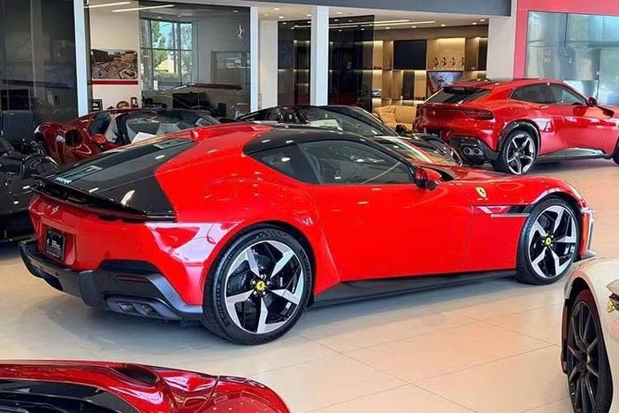 Tại thị trường châu Âu, Ferrari 12Cilindri có giá khởi điểm khoảng 395.000 euro khi ra mắt, chưa bao gồm các tùy chọn. Tại Việt Nam, mức giá của xe vẫn chưa được công bố. Với số lượng tùy chọn carbon, ghế Daytona Racing và màn hình dành cho hành khách được thể hiện trong video, cấu hình thực tế của xe cao hơn đáng kể so với mức giá cơ bản tại thị trường quốc tế.