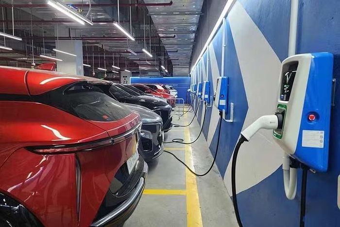 Việc khởi động đột ngột, tăng tốc liên tục và lái xe với dòng điện cao có thể làm giảm đáng kể tuổi thọ pin của ôtô điện.