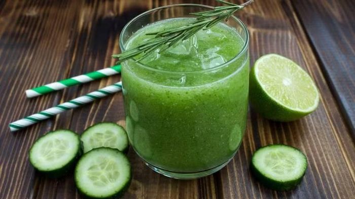 Từ một loại rau củ quen thuộc, dưa leo có thể trở thành thức uống vừa thanh mát vừa dễ kết hợp vào chế độ ăn. Dưa leo chứa nhiều nước và có lượng calo tương đối thấp. Nước ép dưa leo không thêm đường mang đến vị thanh nhẹ, phù hợp với những ai đang chú ý đến lượng năng lượng nạp vào. Ảnh: Bách hoá Xanh
