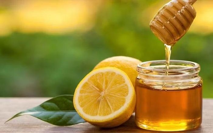 Với những người thích vị ngọt nhẹ, nước chanh mật ong có thể là lựa chọn hấp dẫn hơn nước chanh thông thường. Tuy nhiên, mật ong vẫn cung cấp đường và năng lượng, vì vậy không nên sử dụng quá nhiều. Một lượng vừa phải sẽ giúp thức uống có vị dễ uống mà vẫn phù hợp hơn với mục tiêu kiểm soát calo. Ảnh: Người đưa tin
