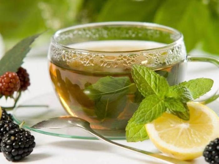 Sau nước lọc, trà xanh là một lựa chọn quen thuộc với những người yêu thích thức uống có hương vị nhưng vẫn muốn hạn chế calo. Trà xanh không đường chứa rất ít calo và cung cấp các hợp chất chống oxy hóa. Ảnh: Bách hoá Xanh
