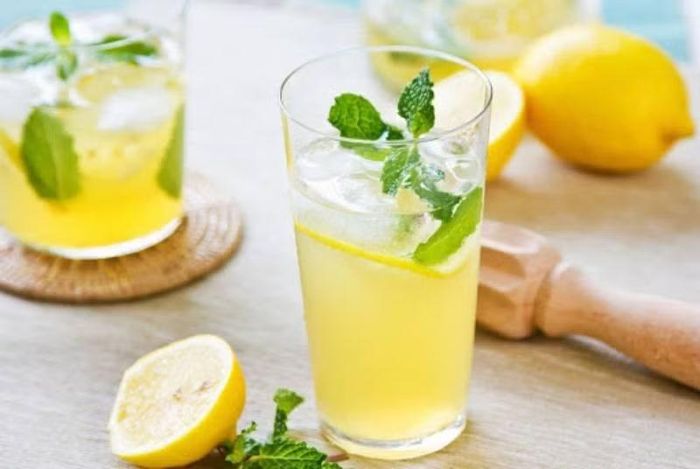 Không cần công thức cầu kỳ, một ly nước chanh pha loãng cũng có thể trở thành lựa chọn thú vị trong ngày. Nước chanh không đường chứa rất ít calo và có vị chua thanh dễ uống. Đây cũng là cách đơn giản để hạn chế thói quen sử dụng nước ngọt hoặc các loại đồ uống chứa nhiều đường. Ảnh: Bách hoá Xanh
